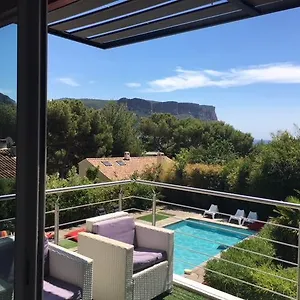 W , Cassis France